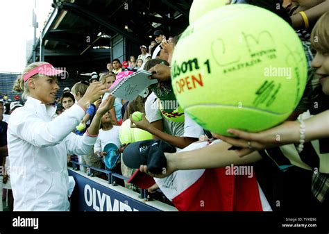 Elena Dementieva De Russie Signe Des Autographes Pour Les Fans Après