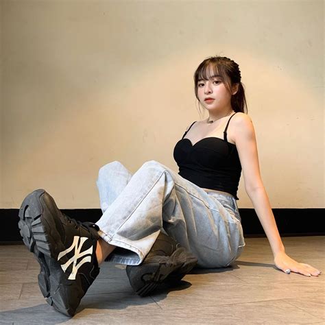 Sinh năm 2001 hot girl 19 tuổi sở hữu số đo 92 62 90 được cộng đồng mạng rủ nhau xin info tới