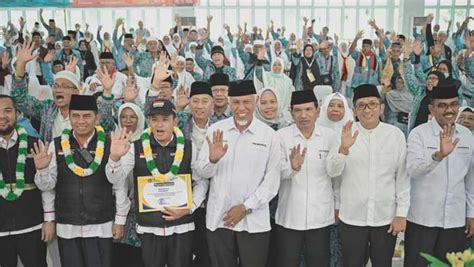 Gubernur Mahyeldi Sambut Kedatangan Jemaah Haji Kloter Embarkasi Sumbar