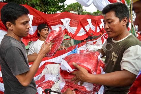 Penjualan Bendera Merah Putih Di Medan ANTARA Foto