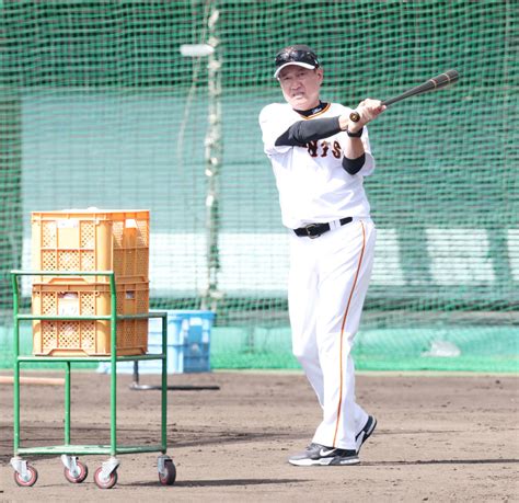 【巨人】原監督、恒例の獅子舞にかまれ2次キャンプ始動 リーダーには吉川尚輝と鍵谷陽平を指名 プロ野球写真ニュース 日刊スポーツ