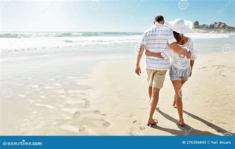 Los Paseos Por La Playa Son Lo Mejor Una Pareja Madura Caminando Por