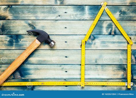 Ferramentas De Trabalho Do Carpinteiro Sobre Fundo De Madeira