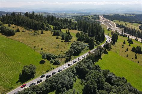 Turyści jadą pod Tatry duże korki na zakopiance Info Tips