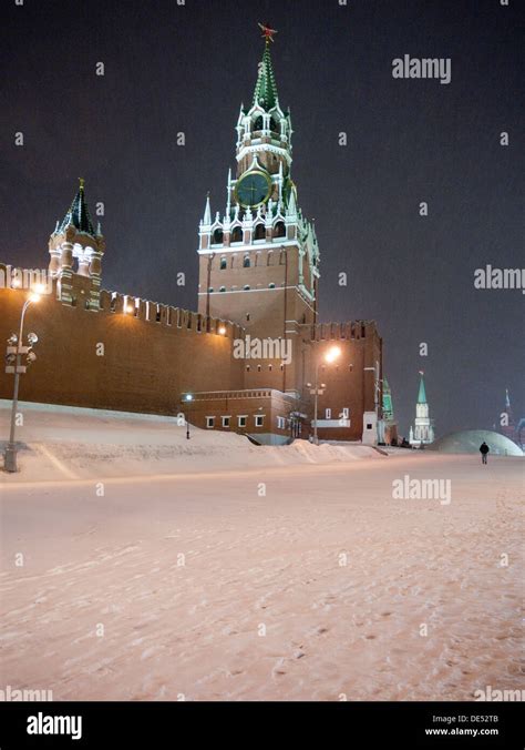 Kremlin, Moscow. Snow in Red Square Stock Photo - Alamy