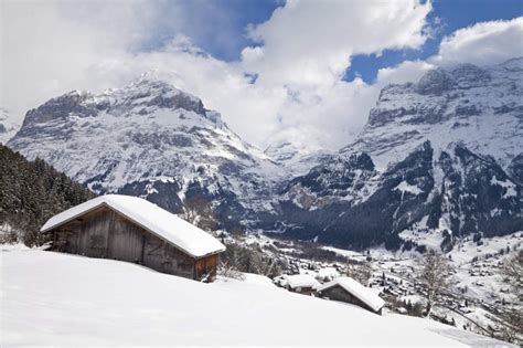 无人家横图俯视室外白天旅游度假美景山雪雪山植物大雪瑞士欧洲许多阴影光线影子房屋屋子冰积雪景观