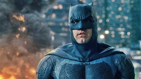 See Ben Afflecks New Blue And Gray Batman Suit For The Flash Up Close