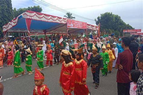 Pawai Alegoris Hut Ri Di Agam Tampilkan Kebudayaan Antara Sumbar