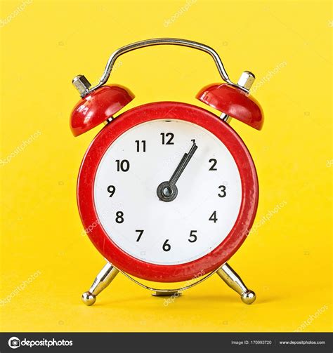 Reloj Despertador Rojo Sobre Fondo Amarillo Fotografía De Stock