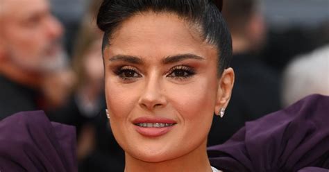 Salma Hayek incendiaire en bikini ultra échancré la star dévoile son