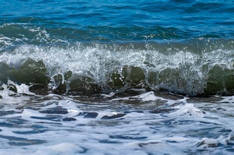 Premium Photo Ocean Waves Crashing On Sandy Beach Sea Waves Breaking