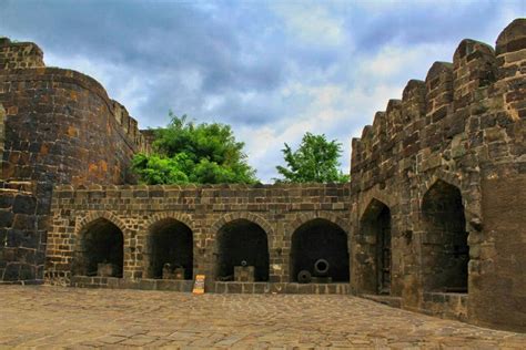 A Guide to Daulatabad Fort and The Fishy Case of The Lost Guidebook