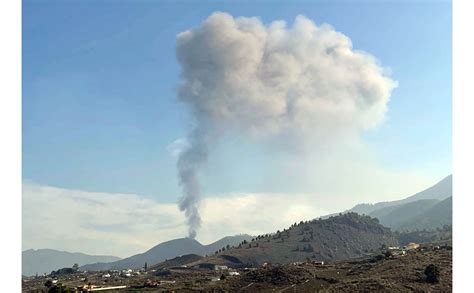 Lava from a volcano in the Canary Islands reaches the ocean - The Iola ...