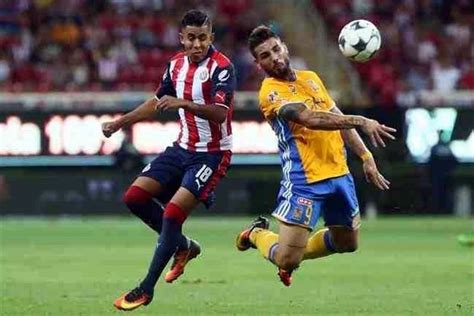 Andy Delort, ex de Tigres, se desploma en pleno partido