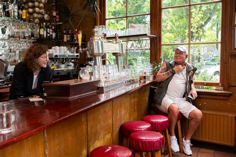 8 Cafés In Amsterdam Met De Sfeer Van Een Bruine Kroeg En Het Eten Van