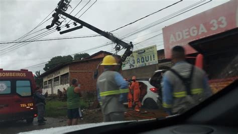 Carro Colide Em Poste E Deixa Motorista Preso S Ferragens Na Estrada