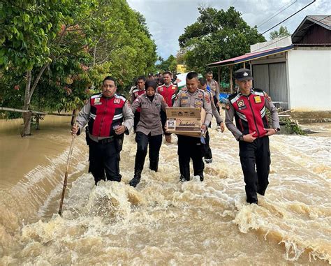 Terjang Banjir Di Kerinci Dan Kota Sungai Penuh Personel Polda Jambi