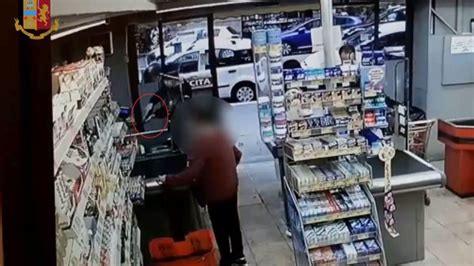 Agli Arresti Domiciliari Rapina Tutti I Supermercati Vicino Casa In