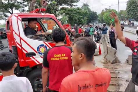 Hendak Ke Lokasi Kebakaran Di Cengkareng Mobil Damkar Tabrakan