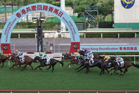 香港舉行“香港共慶回歸賽馬日”市民可免費入場 回歸26周年 香港中通社