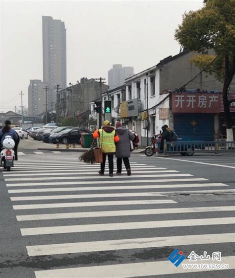 六旬女环卫工搀扶老太过马路 中国镇江金山网 国家一类新闻网站