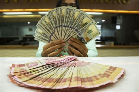 Rupiah Makin Parah Hari Ini Jatuh Ke Posisi Rp15498 Per Usd