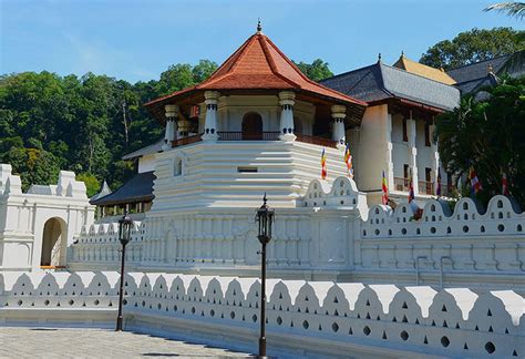 Temple of Tooth [Kandy] | Lanka Tour Experts