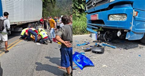 Motociclista é levado ao hospital após acidente caminhão em Nova Trento