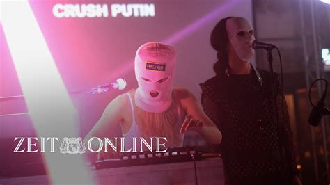 Pussy Riot Russische Aktivistinnen Geben Konzert In Berlin Youtube