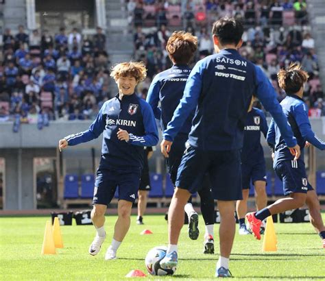 ＜日本代表練習＞笑顔を見せる古橋（撮影・小海途 良幹） ― スポニチ Sponichi Annex サッカー