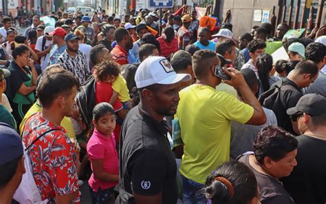 Miles De Migrantes Duermen Frente A Las Oficinas De La Comar En Busca