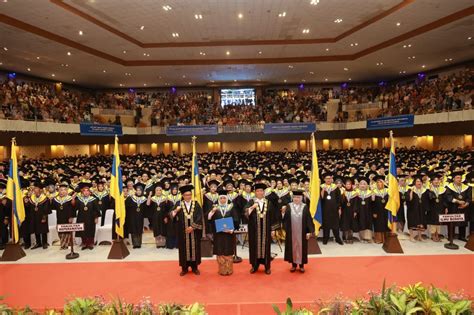 Unair Anugerahi Khofifah Gelar Doktor Honoris Causa Universitas