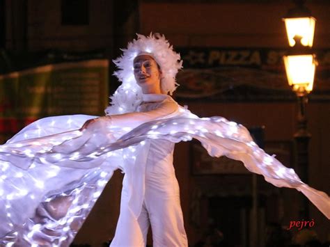 Trampolieri Farfalle Luminose Artisti Di Strada Puglia E Sud Italia