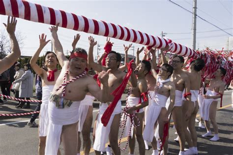 国府宮裸祭り。下之一色町、なおい笹の奉納