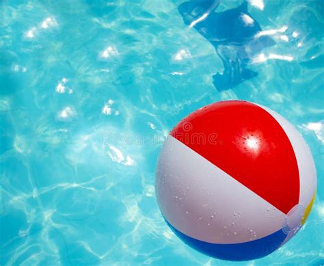 Bola Que Flutua Em Uma Piscina Azul Foto De Stock Imagem De Piscina