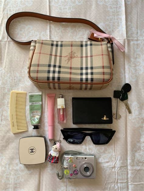 Pin By Summer On Bags Handbag Essentials Purse Essentials Everyday