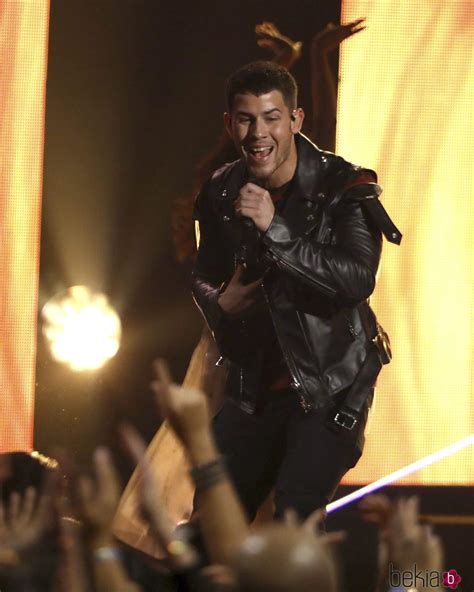 Nick Jonas Actuando En Los American Music Awards 2017 Así Son Y Así