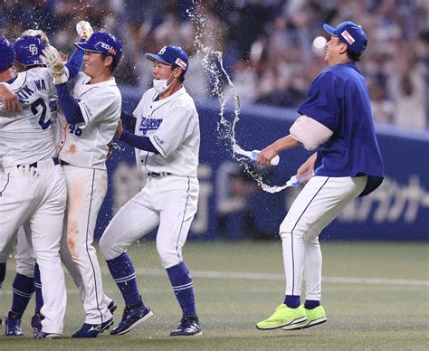 中日・大野雄 完全試合逃すもサヨナラ勝ちに大喜び！ 石川昂のサヨナラ打で決着― スポニチ Sponichi Annex 野球