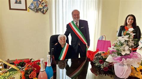 Nonna Filomena compie 100 anni comunità in festa una targa per