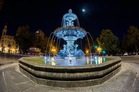 Fuente De Agua Iluminada Por La Noche Foto Premium