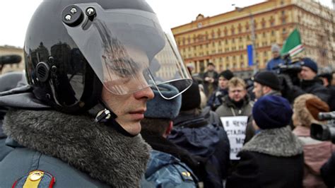 Un Homme Ouvre Le Feu Sur Des Policiers En Plein Centre De Moscou Un