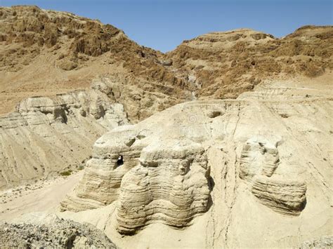 Cavernes De Qumran En Parc National De Qumran Où Les Rouleaux De Mer