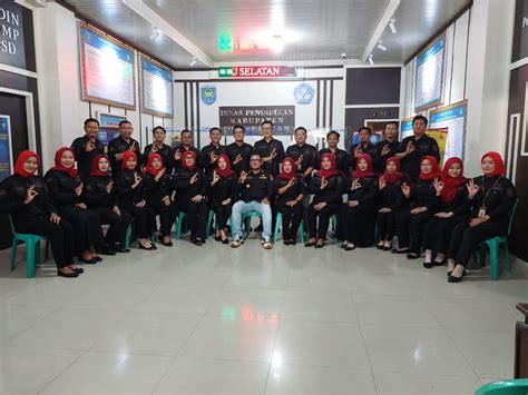 Foto Bersama Kepala Dinas Pendidikan Beserta Seluruh Jajaran Dan Staf