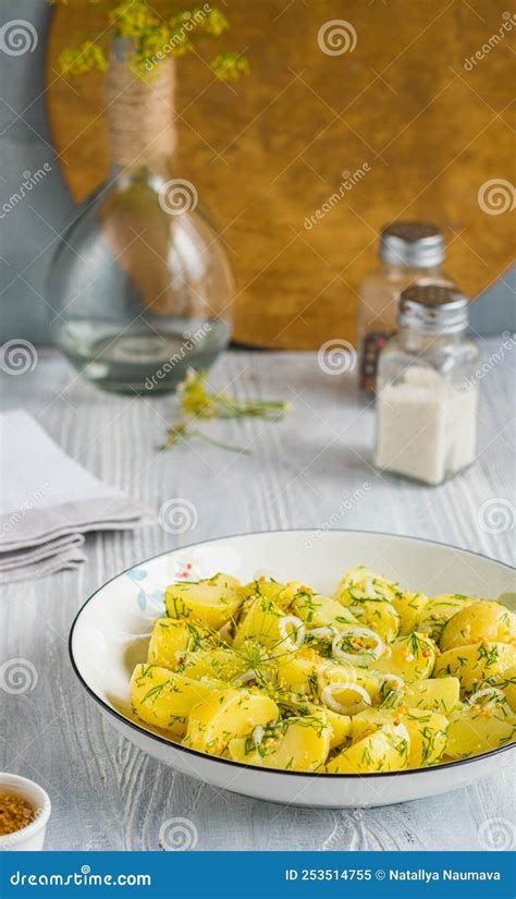 Une Simple Salade De Pommes De Terre Bouillie Avec Aneth D Oignons Et