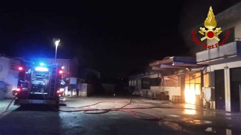 Vasto Incendio In Un Calzaturificio Il Rogo Da Un Cortocircuito