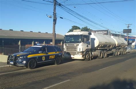 Caminhoneiro assaltado é mantido refém durante perseguição e suspeito