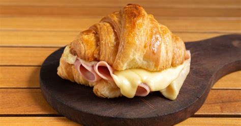 Croissant tradicional de presunto e queijo fácil