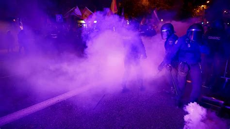 La Protesta Ante Ferraz Contra La Amnistía Acaba Con Cargas Policiales Gases Lacrimógenos Y