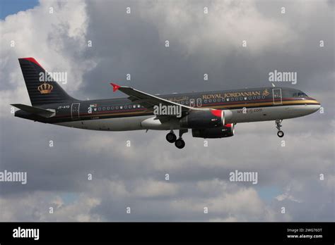 Royal Jordanian Airbus A320 200 With Registration Jy Ayd On Final For