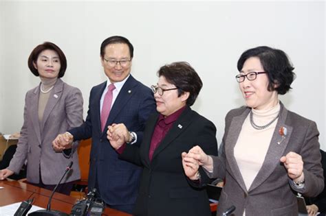 국회 근로시간단축안 합의 일요신문